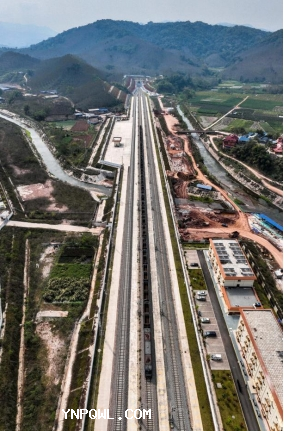 一軌通兩國(guó)，中老鐵路開(kāi)啟幸福路，配齊物流走天下