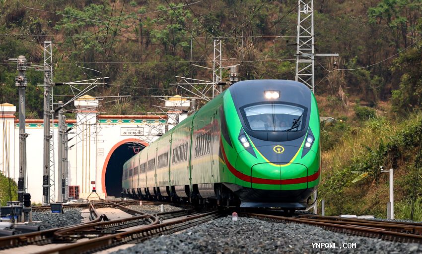 中老鐵路國(guó)際旅客列車開(kāi)行后客流量火爆