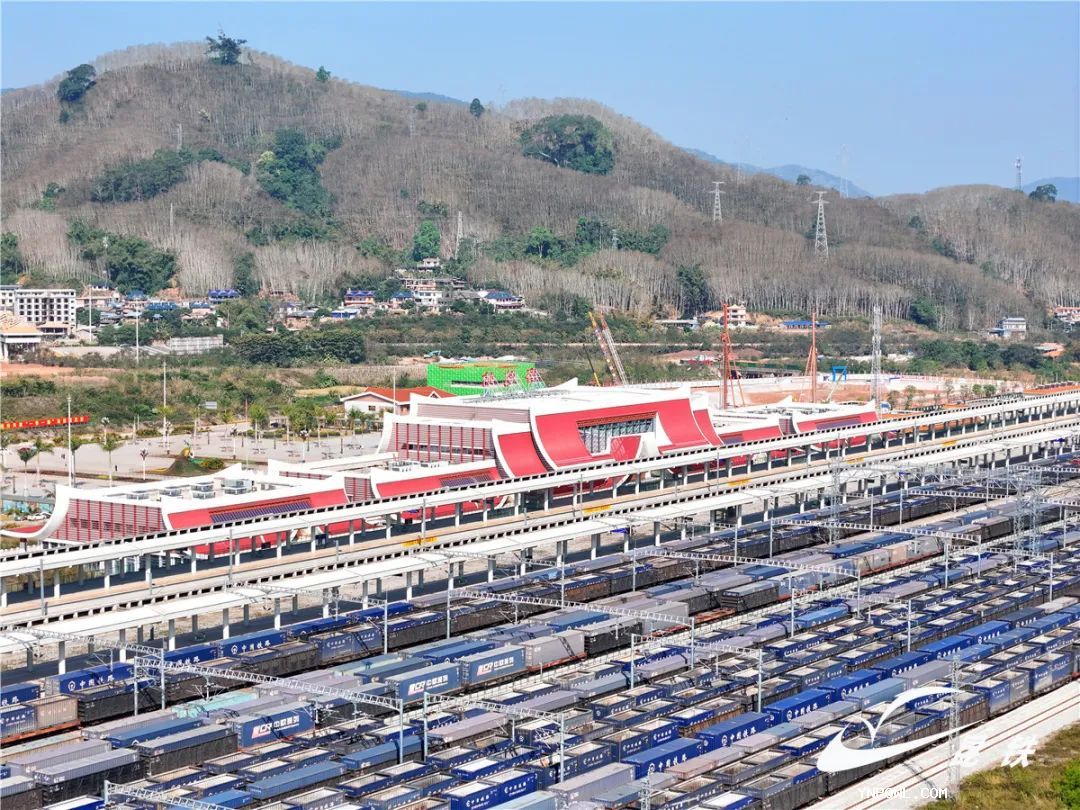 中老鐵路：跨越山河推動貿(mào)易往來